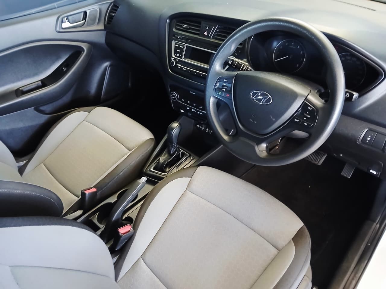 Hyundai i20 1.4 Fluid 5DR A/T i20 1.4 Fluid 5DR A/T - 12