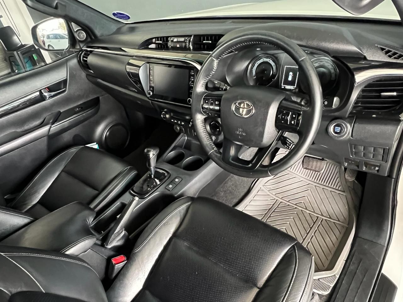 Toyota Hilux Legend 50 2.8 GD-6 4X4 A/T D/C Hilux Legend 50 2.8 GD-6 4X4 A/T D/C